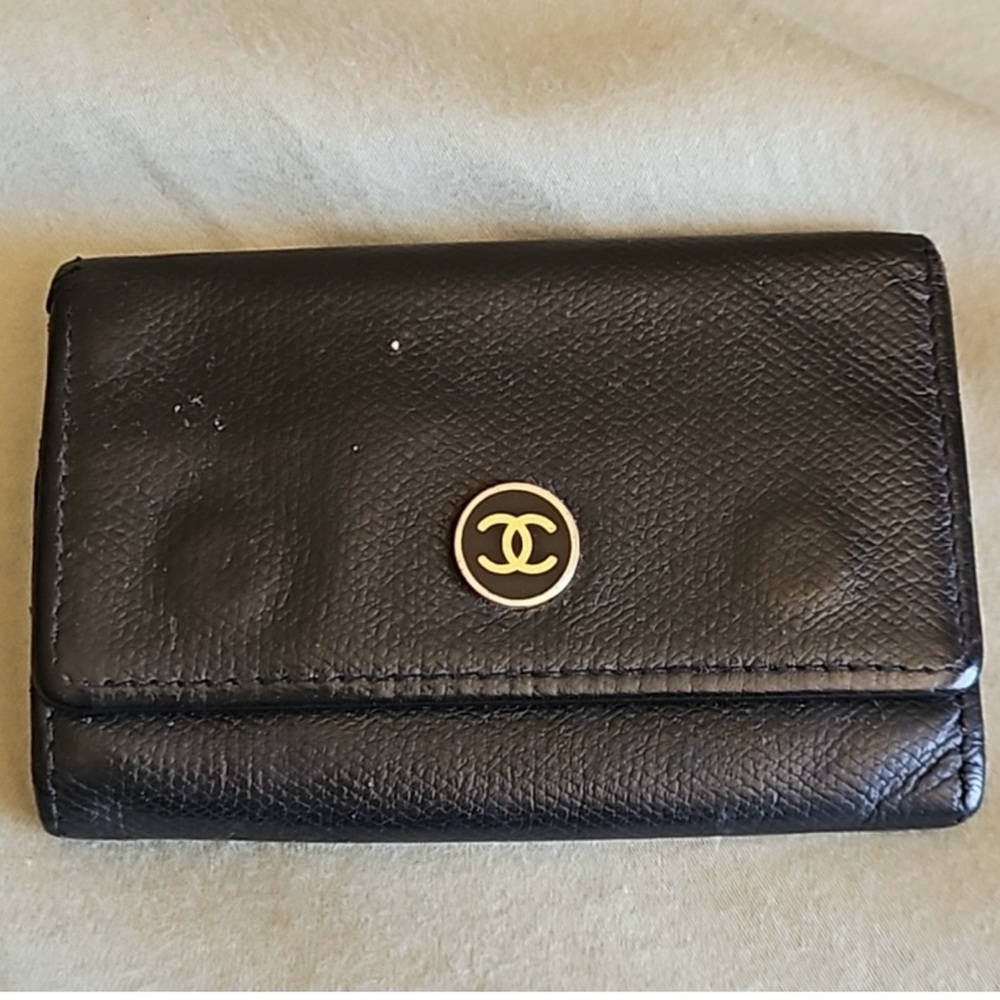CHANEL key holder caviar wallet